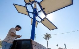 İzmir’de güneş ağaçları ile şarj dönemi başladı