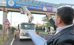 Nevşehir Belediyesi tarafından bir süre önce bir üst geçide asılan ve Karayolları Bölge Müdürlüğü tarafından kaldırılan ‘Kapadokya’nın Merkezi Nevşehir’e Hoş Geldiniz’ yazısı tekrar aynı yerine asıldı