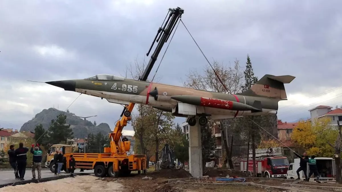 Osmancık’taki Savaş Uçağı Yeni Yerine Taşındı