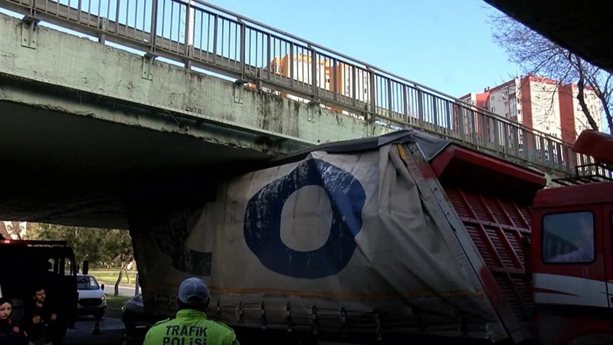Bakırköy’de kamyon alt geçide sıkıştı: Sürücüye para cezası kesildi!