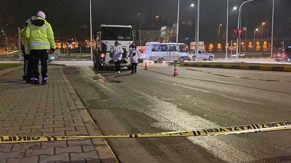 Karşıdan karşıya geçmek istedi: Su tankerinin altında kaldı!